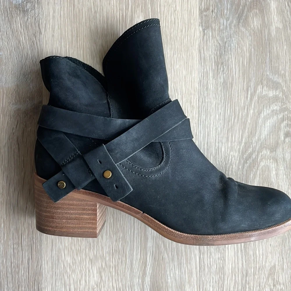 UGG Elora Winter Boot Black size 9.5